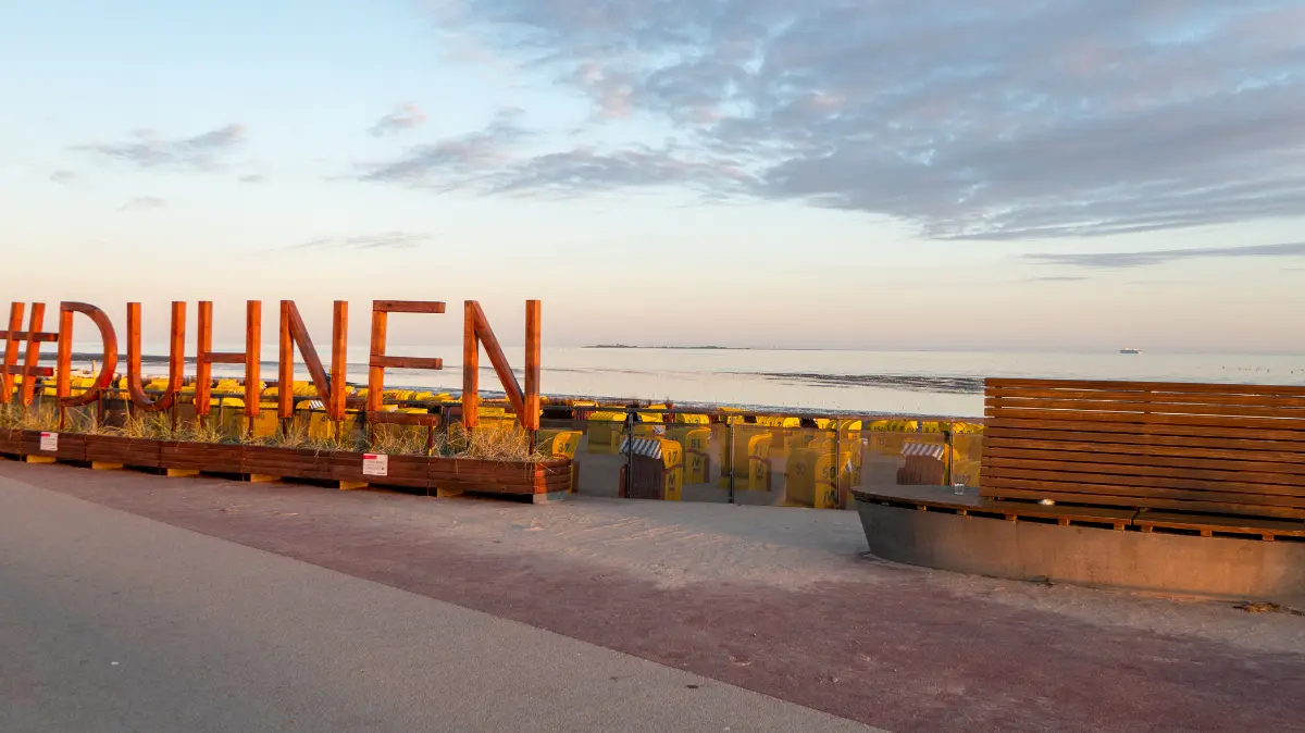 Strandpromenade in Duhnen beim Sonnenaufgang mit Blick nach Neuwerk