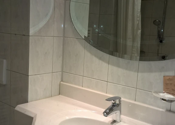 Blick in ein Bad im Hotelzimmer im Hotel Duhner Landhaus in Cuxhaven Duhnen