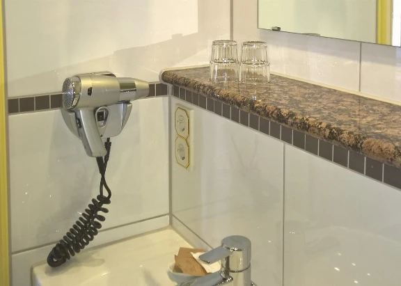 Blick in ein Badezimmer in einem Hotelzimmer im Hotel