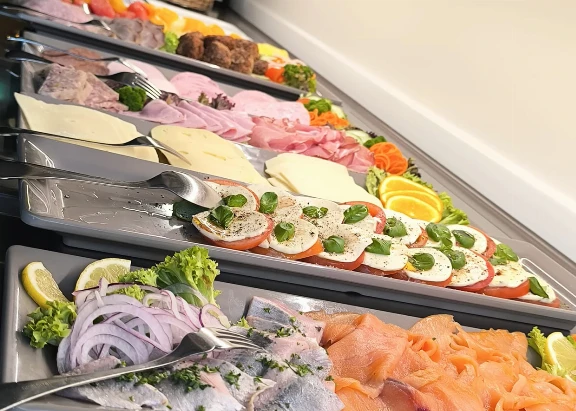 Frühstücksbuffet mit regionalen Produkten im Duhner Landhaus Hotel in Duhnen