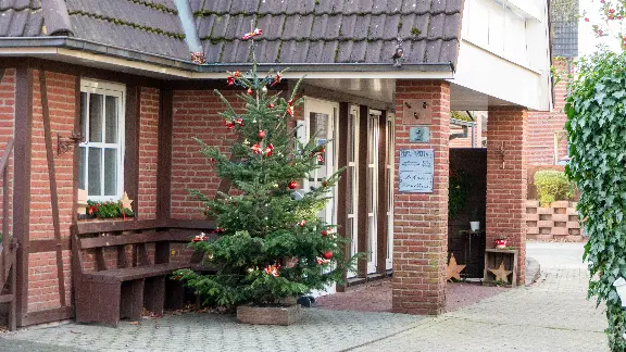 Weihnachtsbaum vor dem Duhner Landhaus