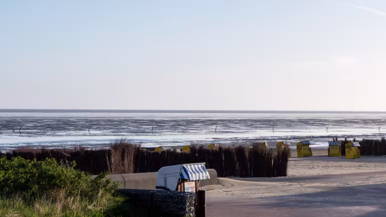 Ebbe am Duhner Strand mit freiliegendem Watt an der Nordsee